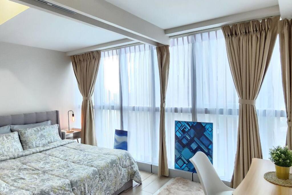 Cosy Executive 1 Bedroom Uptown Parksuites Ultra Fast Internet مانيلا المظهر الخارجي الصورة